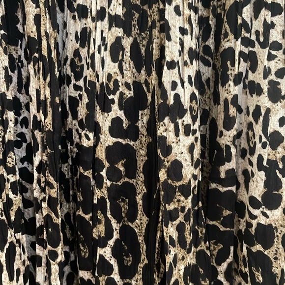 Life & Style black and tan pleated animal print skirt with elastic band. Size 1X - Picture 2 of 7